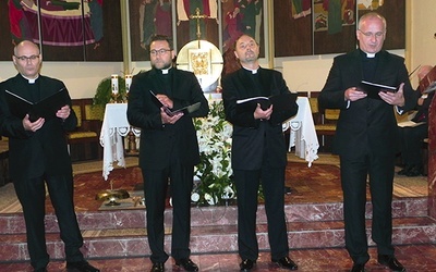 Sarbinowo, 20 sierpnia: od lewej ks. Paweł Sobierajski (tenor),  ks. Zdzisław Madej (tenor), o. Rafał Kobyliński SJ (tenor), ks. Robert Kaczorowski (baryton).