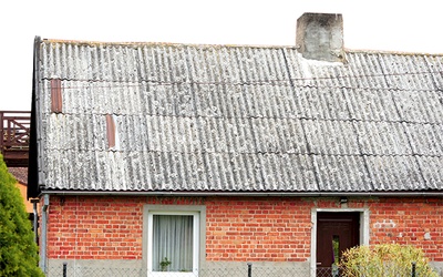Na wielu domach w województwie warmińsko-mazurskim znajdują się pokrycia dachowe z azbestu