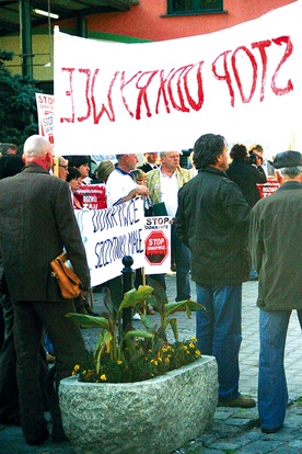 W łańcuchu protestu przeciwko odkrywce pod Gubinem brali udział członkowie Ogólnopolskiej Koalicji „Rozwój tak, odkrywki nie” z Lubina 