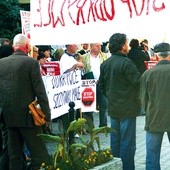 W łańcuchu protestu przeciwko odkrywce pod Gubinem brali udział członkowie Ogólnopolskiej Koalicji „Rozwój tak, odkrywki nie” z Lubina 