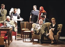 Przy filiżance herbaty bohaterki zapominają o swoich  niespełnionych tęsknotach 