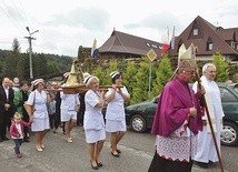  Procesja do kościoła sanktuaryjnego