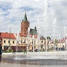  Niedawno rynek został całkowicie odnowiony. W tle wieża gotyckiego kościoła parafialnego