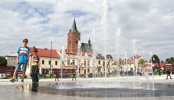  Niedawno rynek został całkowicie odnowiony. W tle wieża gotyckiego kościoła parafialnego