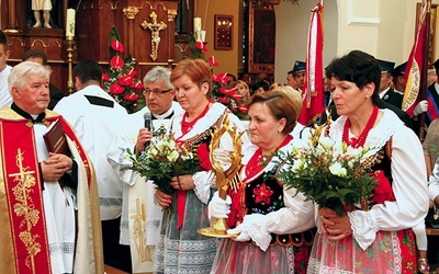  Wprowadzenie relikwii św. Jana Pawła II i św. Faustyny do kościoła w Żegocinie