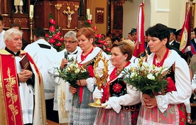  Wprowadzenie relikwii św. Jana Pawła II i św. Faustyny do kościoła w Żegocinie