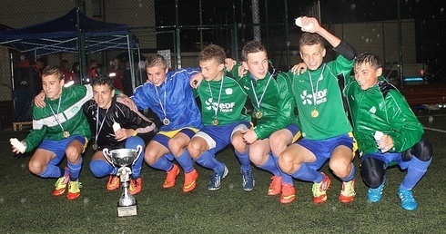 Szczęśliwi zdobywcy superpucharu - ministranci z Rajczy