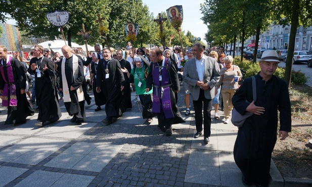 Pątnicy dwóch członów pielgrzymki - grup żywieckiej i myszkowskiej - spotykaja się w Alei NMP