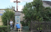 Odnowienie przydrożnego krzyża w Kochłowicach
