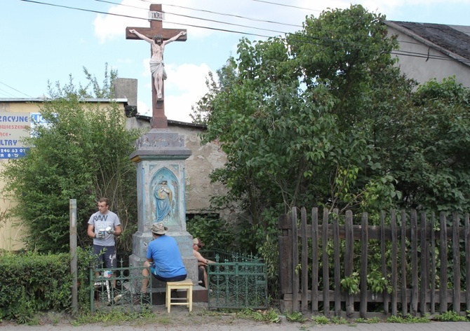 Odnowienie przydrożnego krzyża w Kochłowicach