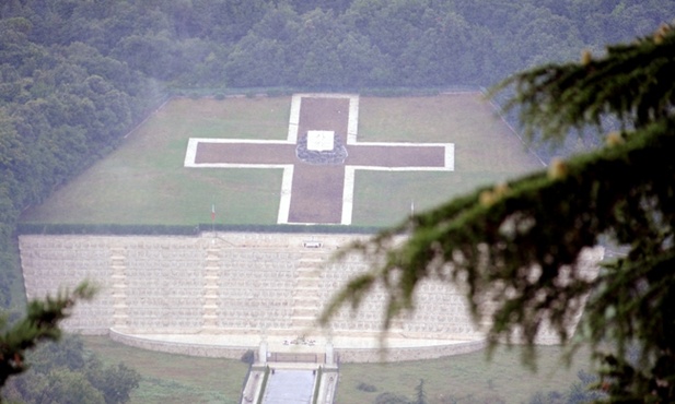 W obecnym kształcie polski cmentarz na Monte Cassino urządzono w 1964 r. (widok z klasztoru)