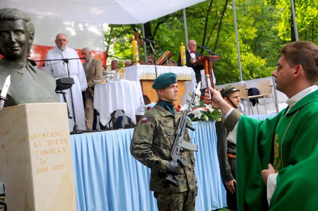 Pomnik gen. Elżbiety Zawackiej