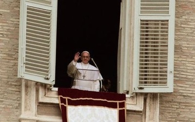 Papież Franciszek w oknie, z którego apieże prowadzą modlitwę Anioł Pański