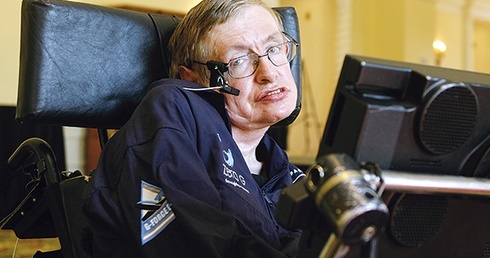 Prof. Stephen Hawking  posługuje się skomplikowanym urządzeniem, poruszanym  jednym palcem