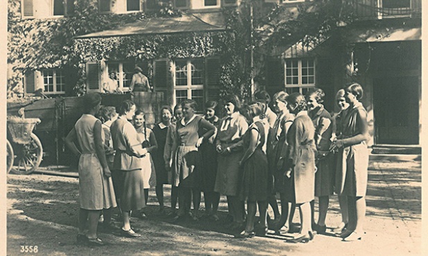 Elisabeth von Thadden w gronie swoich podopiecznych z ewangelickiej szkoły w Wiebling