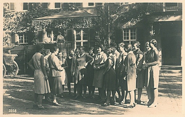 Elisabeth von Thadden w gronie swoich podopiecznych z ewangelickiej szkoły w Wiebling