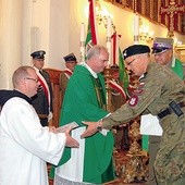  Wyróżnienia i nominacje br. Tomaszowi Nowakowi i ks. Zbigniewowi Staniosowi wręczali ks. gen. Bogdan Lipiec i gen. Jan Grudniewski