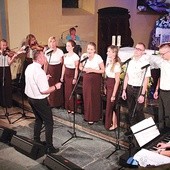  Zwycięski zespół Śpiewajmy Panu z parafii św. Maksymiliana Kolbego w Bydgoszczy podczas koncertu finałowego