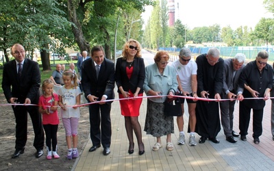 Po przecięciu wstęgi mieszkańcy mogą już oficjalnie korzystać z odnowionego pasażu