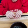 Niektóre dzieci z domu na Saskiej Kępie uczą się w Laskach. Poznają tam m.in. alfabet Braille’a