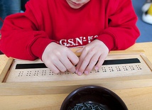 Niektóre dzieci z domu na Saskiej Kępie uczą się w Laskach. Poznają tam m.in. alfabet Braille’a