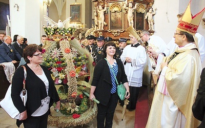 Na koniec Mszy św. bp Stefan Regmunt poświęcił chleb oraz wieńce dożynkowe