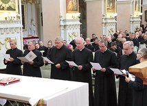 Nowo mianowani proboszczowie we wspólnocie prezbiterium diecezji zielonogórsko-gorzowskiej złożyli uroczyste wyznanie wiary