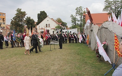 Lubinianie tłumnie przyszli przed pomnik wydarzeń z sierpnia 1982 roku