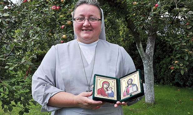 S. Renata Polak jest salezjanką, absolwentką filologii rosyjskiej. W latach 1998–2008 pracowała jako misjonarka w Odessie, Mińsku i w Moskwie