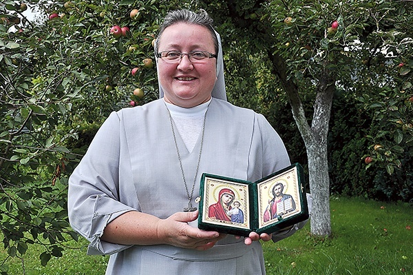 S. Renata Polak jest salezjanką, absolwentką filologii rosyjskiej. W latach 1998–2008 pracowała jako misjonarka w Odessie, Mińsku i w Moskwie