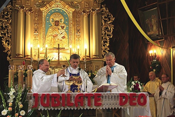  Bp Roman Pindel przewodniczył żabnickim uroczystościom.  Z lewej – ks. Jacek Jaskiernia, z prawej – ks. Stanisław Bogacz