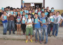 Agata z młodzieżą w San Ramon. A w ich dłoniach – Księgi zakupione także dzięki naszym czytelnikom