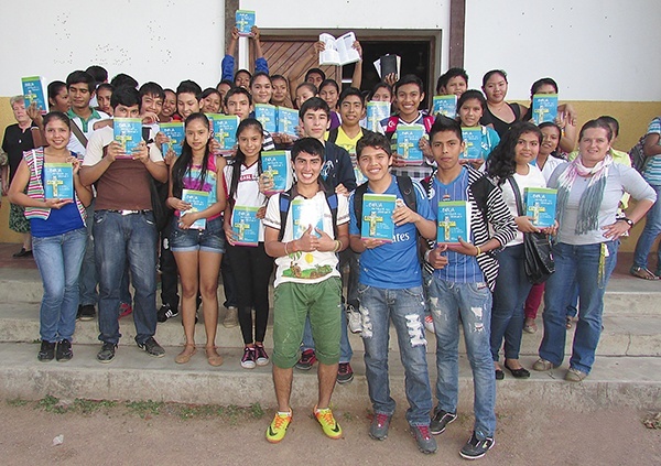  Agata z młodzieżą w San Ramon. A w ich dłoniach – Księgi zakupione także dzięki naszym czytelnikom