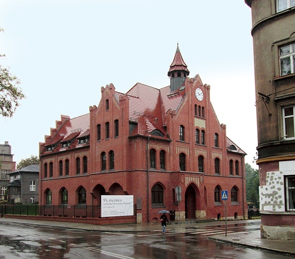  Budynek mieści się przy ul. Polaka 1