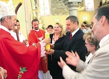 Świecę oazy przyjmują Renata i Tomasz Zagrodzcy, którzy zostali parą rejonową DK rejonu Bochnia