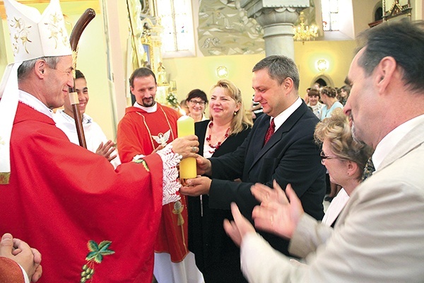 Świecę oazy przyjmują Renata i Tomasz Zagrodzcy, którzy zostali parą rejonową DK rejonu Bochnia