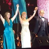 Artysta wystąpił w towarzystwie m.in. sopranistki Alessandry Marianelli (pierwsza z lewej) i gwiazdy muzyki pop Ilarii Delli Bidii