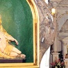 Figura Matki Bożej Bolesnej od ponad stu lat jest otoczona kultem wiernych