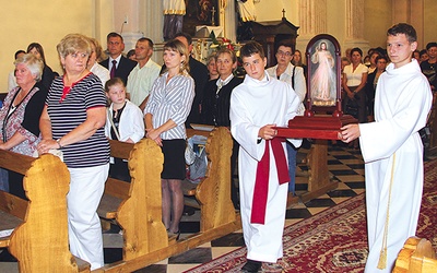 Kopia obrazu Jezusa Miłosiernego, złożona w darach ofiarnych podczas nawiedzenia, peregrynuje po parafii Chełm