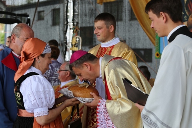 W Czańcu biskup Roman Pindel po raz pierwszy w swojej posłudze przewodniczył diecezjalnym dożynkom