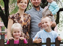 Franciszek z żoną Ksenią i dziećmi Dominikiem, Emilką i Urszulką (na rękach)