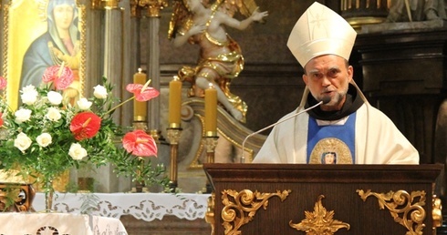 Bp Zbigniew Tadeusz Kusy wygłasza homilię prymicyjną w sanktuarium MB Cieszyńskiej