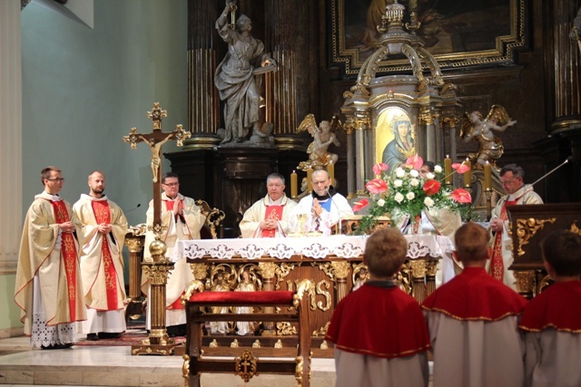 Prymicje bp. Tadeusza Kusego w kościele św. Marii Magdaleny