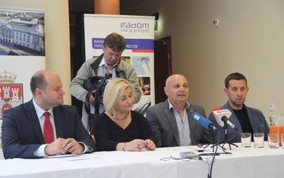 Z dziennikarzami spotkali się (od lewej siedzą) Andrzej Kosztowniak,  Ilona Jaroszek-Nowak, Jarosław Gajda i Paweł Pastuszka