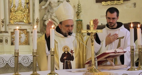 Biskup Zbigniew Kusy i o. Wit Chlondowski podczas prymicji u franciszkanów