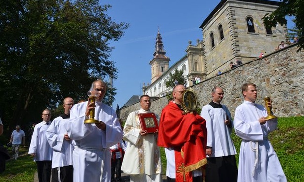 Procesja z relikwiami Świętego Krzyża
