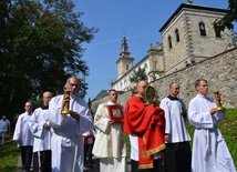 Procesja z relikwiami Świętego Krzyża