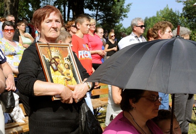 Wierni zabrali do domów poświęcone przez bp. Henryka Tomasika obrazy Matki Bożej Wychowawczyni