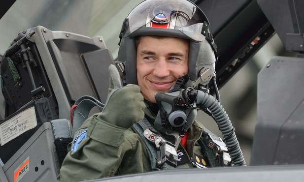 Latanie w F-16 lepsze niż skoki 