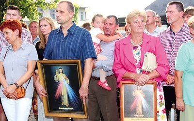 Wielu parafian z Krzyżanowic będzie mieć w domu także materialny ślad tych dni